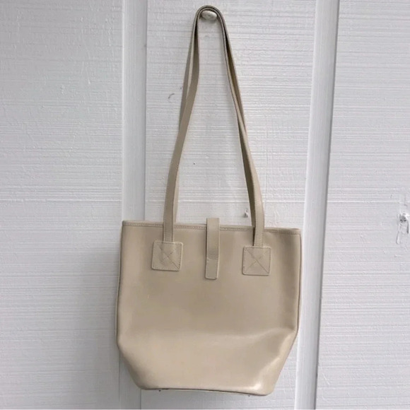 Vintage Dooney & Bourke Cream Leather Buckle Front Detail Bucket Shoulder Bag - Picture 4 of 13